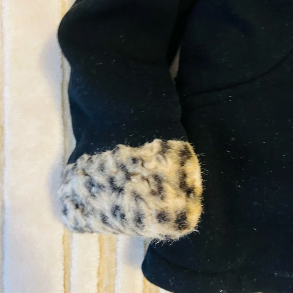 Adorable girl size 4 black coat with leopard faux fur trim on good condition